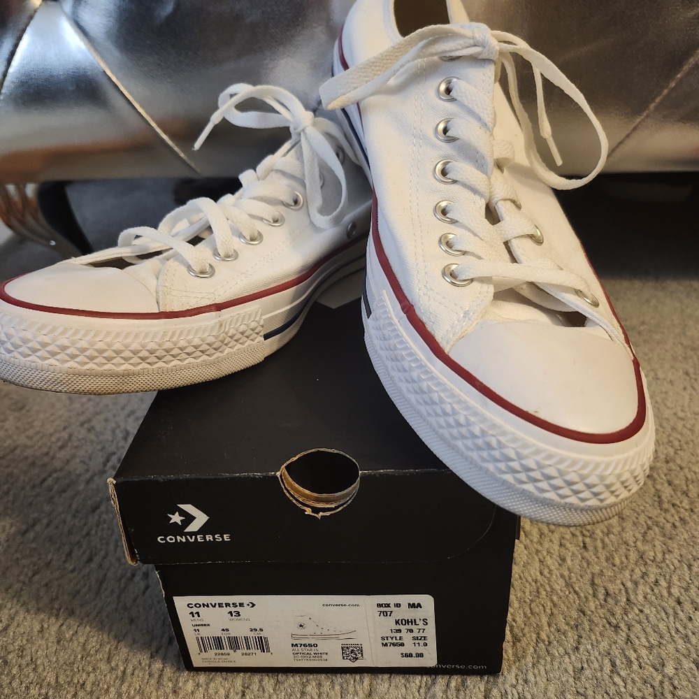 Men's tennis shoes .